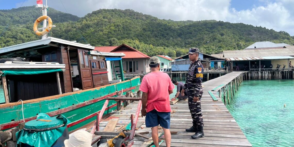 Anggota Posal Jemaja saat berikan sosialisasi kepada nelayan di Jemaja