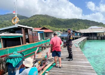 Anggota Posal Jemaja saat berikan sosialisasi kepada nelayan di Jemaja