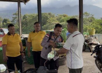 Berbagi Jumat Berkah, ‎Polres Natuna Bagikan Sembako kepada Petugas Kebersihan TPA