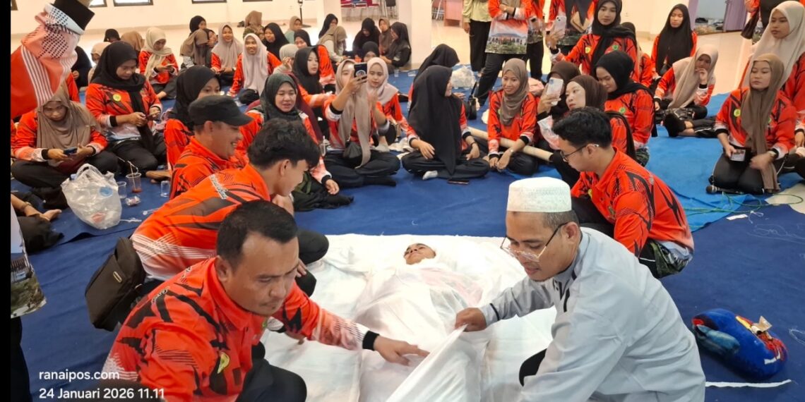 H. Ngatourahman, S.S., M.Hum saat menyampaikan materi praktek pelaksanaan fardu kifayah (pengurusan jenazah), pengapanan jenazah yang digelar oleh mahasiswa KKN Tematik STAI Natuna