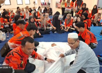 H. Ngatourahman, S.S., M.Hum saat menyampaikan materi praktek pelaksanaan fardu kifayah (pengurusan jenazah), pengapanan jenazah yang digelar oleh mahasiswa KKN Tematik STAI Natuna 