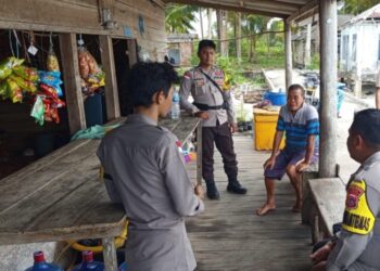 ‎Dekat dengan Warga, Bhabinkamtibmas Hadir Jaga Kamtibmas Desa Kelarik ‎