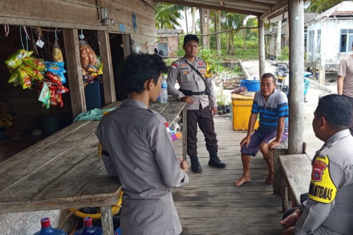 Dekat dengan Warga, Bhabinkamtibmas Hadir Jaga Kamtibmas Desa Kelarik 