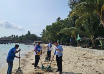 Sambut HPN 2026, KJK Ajak Ratusan Warga Bersihkan Pantai
