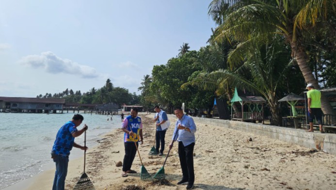 Sambut HPN 2026, KJK Ajak Ratusan Warga Bersihkan Pantai