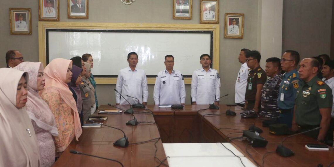 Bupati Anambas Aneng Saat Pimpin Rapat Rembug Stunting didepan OPD Dan Kepala Desa