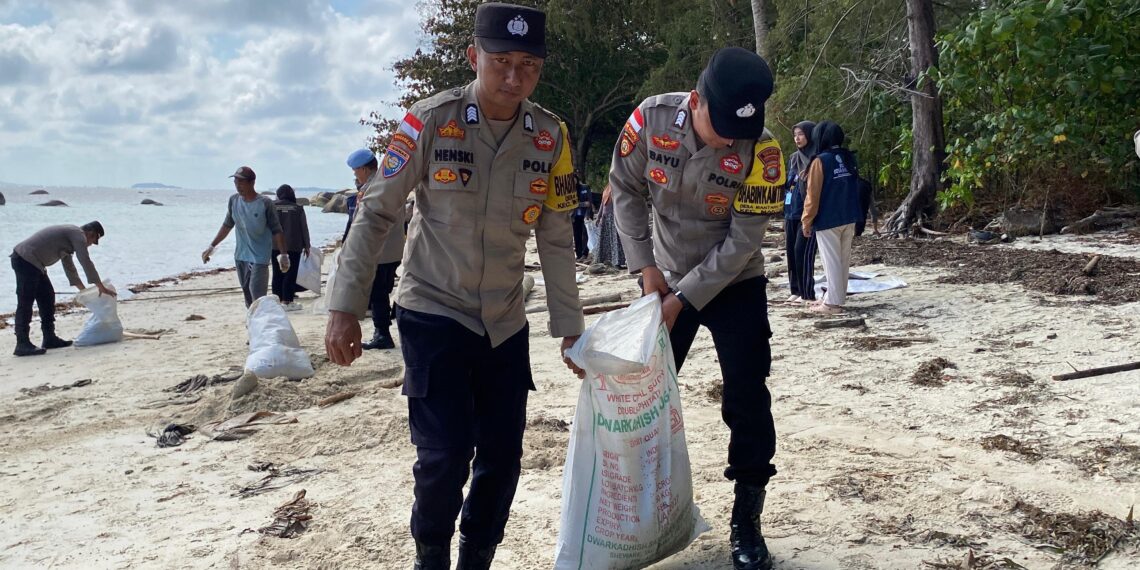 Polres Bintan Pimpin Gotong Royong Bersama TNI dan Masyarakat Bersihkan Pesisir Pantai