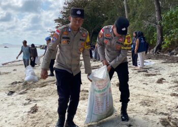 Polres Bintan Pimpin Gotong Royong Bersama TNI dan Masyarakat Bersihkan Pesisir Pantai 
