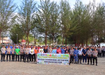 Kolaborasi Polres Natuna, TNI dan Pemda ‎Gelar Gotong Royong Bersama di Pantai Piwang Wujudkan Lingkungan Bersih 
