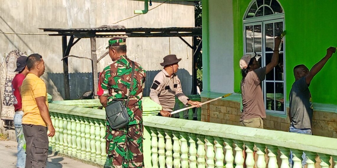Polsek Tanjungpinang Barat Gelar Gotong Royong Bersihkan Surau Al-Mujahidin 