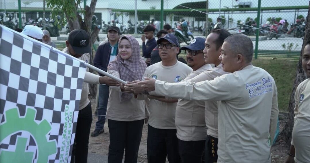 Pelepasan peserta jalan santai dalam rangka peringatan Bulan Keselamatan dan Kesehatan Kerja (K3) Nasional ke-56 Provinsi Kepulauan Riau di Lapangan Community Centre, BIP, Muka Kuning, Batam, Minggu (8/2/2026) pagi.