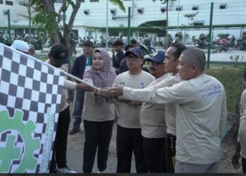 Pelepasan peserta jalan santai dalam rangka peringatan Bulan Keselamatan dan Kesehatan Kerja (K3) Nasional ke-56 Provinsi Kepulauan Riau di Lapangan Community Centre, BIP, Muka Kuning, Batam, Minggu (8/2/2026) pagi.