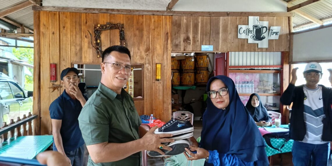 Bupati Anambas, Aneng saat serahkan Bantuan perlengkapan sekolah di Kecamatan Jemaja