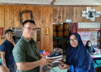 Bupati Anambas, Aneng saat serahkan Bantuan perlengkapan sekolah di Kecamatan Jemaja