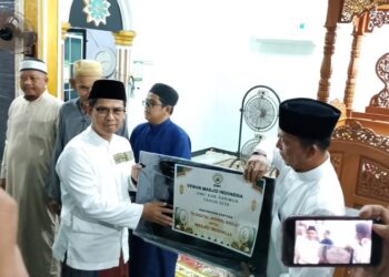 Malam Pertama Ramadhan, Bupati Karimun Sholat Tarawih di Masjid Al-Falah Sei Pasir