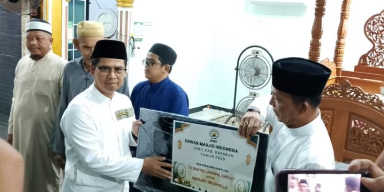 Malam Pertama Ramadhan, Bupati Karimun Sholat Tarawih di Masjid Al-Falah Sei Pasir