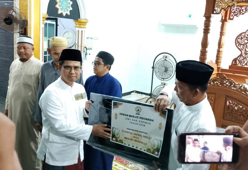 Malam Pertama Ramadhan, Bupati Karimun Sholat Tarawih di Masjid Al-Falah Sei Pasir