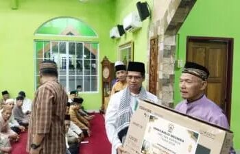 Safari Ramadan di Alur Jongkong, Bupati Karimun Serahkan Bantuan dan Ajak Warga Jaga Kebersihan