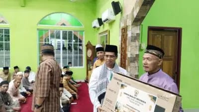 Safari Ramadan di Alur Jongkong, Bupati Karimun Serahkan Bantuan dan Ajak Warga Jaga Kebersihan