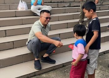 Bupati Anambas Aneng saat berbagi ampou kepada anak-anak di lokasi Bazar