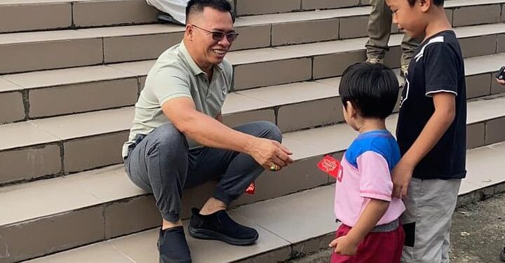 Bupati Anambas Aneng saat berbagi ampou kepada anak-anak di lokasi Bazar