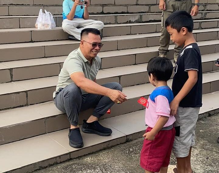 Bupati Anambas Aneng saat berbagi ampou kepada anak-anak di lokasi Bazar