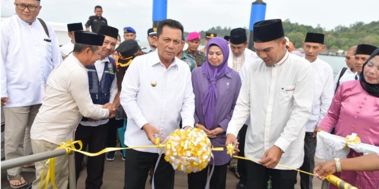 Gubernur Ansar Ahmad meresmikan dermaga apung berbahan High Density Polyethylene (HDPE) di Pelabuhan Jagoh, yang berlokasi di Dabo Singkep, Kabupaten Lingga.