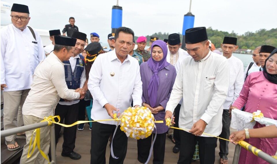Gubernur Ansar Ahmad meresmikan dermaga apung berbahan High Density Polyethylene (HDPE) di Pelabuhan Jagoh, yang berlokasi di Dabo Singkep, Kabupaten Lingga.
