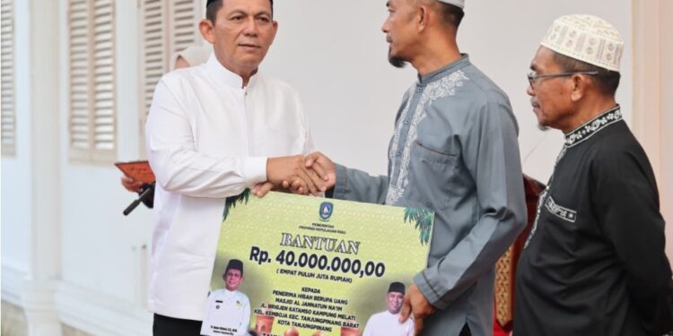 Gelar Buka Puasa Bersama, Pemprov Kepri Beri Santunan Anak Yatim dan Bantuan untuk Rumah Ibadah