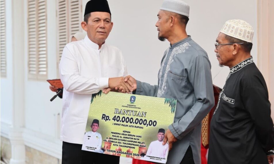 Gelar Buka Puasa Bersama, Pemprov Kepri Beri Santunan Anak Yatim dan Bantuan untuk Rumah Ibadah