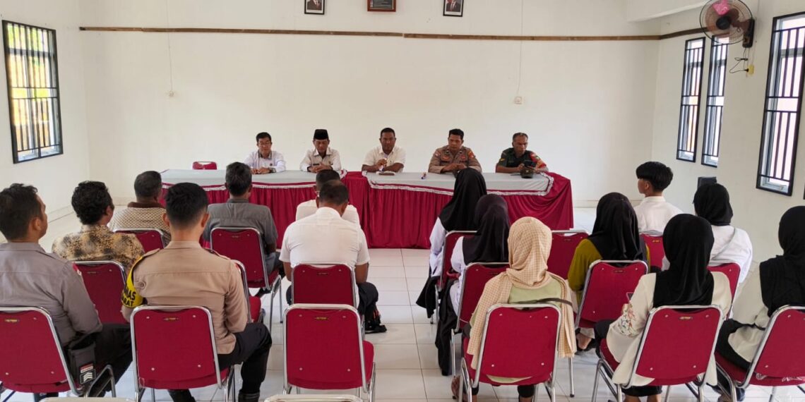 Camat Jemaja Mudahir didampingi Kepala Desa Landak Amirullah saat kunjungan kerja di Desa Landak Berama BPD, Staf Desa RT ,RW