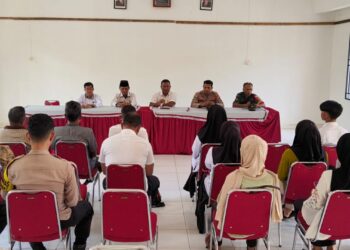 Camat Jemaja Mudahir didampingi Kepala Desa Landak Amirullah saat kunjungan kerja di Desa Landak Berama BPD, Staf Desa RT ,RW