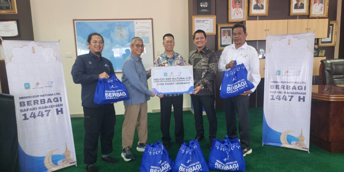 Bupati Anambas Aneng didampingi Wakil Bupati Anambas Raja Bayu Terima Bantuan 2000 Paket Sembako untuk Warga Anambas dari Medco E&P Natuna Ltd.