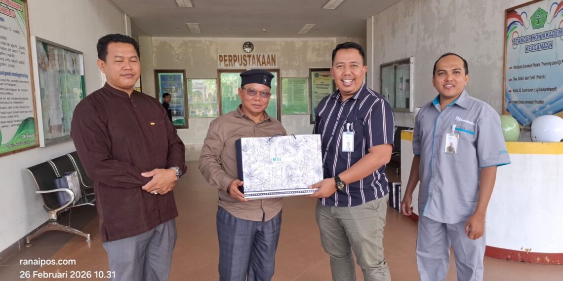 Bank Syariah Indonesia (BSI) Cabang Natuna saat menyalurkan wakaf berupa Al-Qur’an dan seperangkat alat shalat untuk mendukung kegiatan Safari Ramadan mahasiswa Sekolah Tinggi Agama Islam Natuna (STAI Natuna) yang di terima langsung oleh oleh Ketua STAI Natuna, Dr. H. Umar Natuna, S.Ag., M.Pd.I.