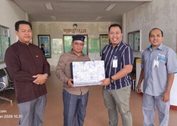 Bank Syariah Indonesia (BSI) Cabang Natuna saat menyalurkan wakaf berupa Al-Qur’an dan seperangkat alat shalat untuk mendukung kegiatan Safari Ramadan mahasiswa Sekolah Tinggi Agama Islam Natuna (STAI Natuna) yang di terima langsung oleh oleh Ketua STAI Natuna, Dr. H. Umar Natuna, S.Ag., M.Pd.I.