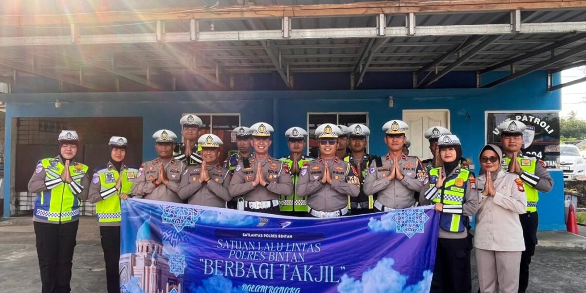 Satlantas Polres Bintan Bagikan Takjil Gratis, Ajak Warga Utamakan Keselamatan Berkendara