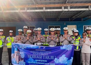 Satlantas Polres Bintan Bagikan Takjil Gratis, Ajak Warga Utamakan Keselamatan Berkendara