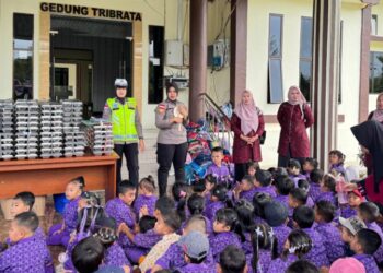 ‎Satlantas Polres Natuna Kenalkan Keselamatan Lalu Lintas Sejak Dini kepada Anak TK 004 ‎