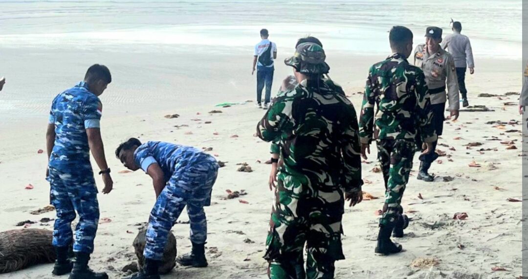 Personel Lanud Raden Sadjad Turun Langsung Bersihkan Pantai Ranai Natuna 
