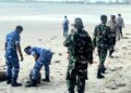 Personel Lanud Raden Sadjad Turun Langsung Bersihkan Pantai Ranai Natuna 