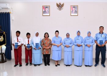 Ketua PIA Lanud RSA Natuna Serahkan Bantuan Sosial dari PIA AG Pusat kepada Anak Yatim dan Anak Berkebutuhan Khusus