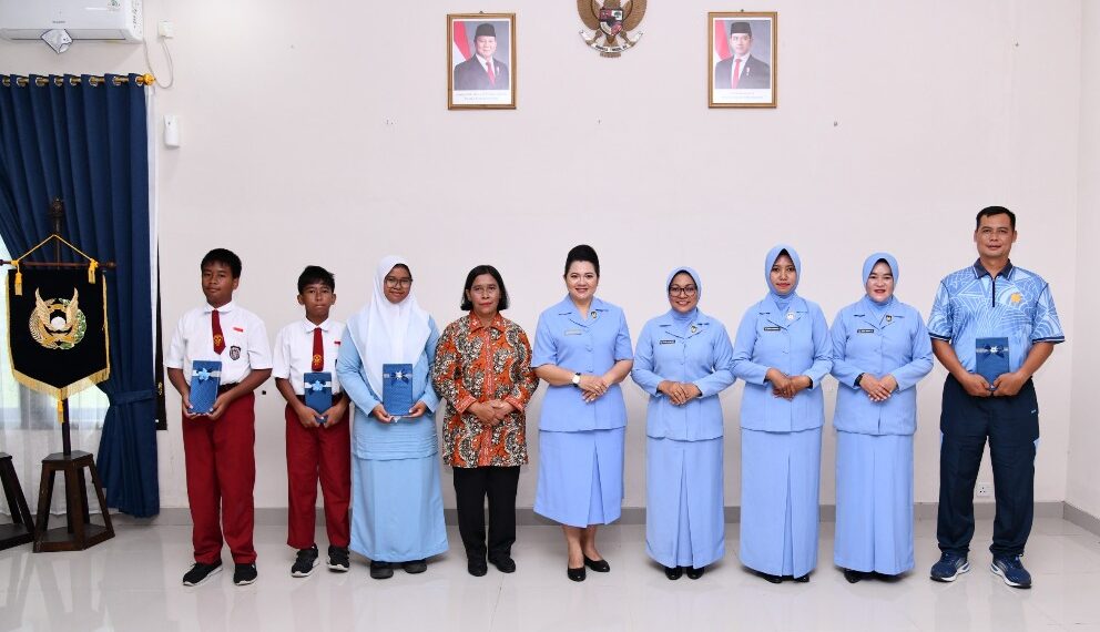 Ketua PIA Lanud RSA Natuna Serahkan Bantuan Sosial dari PIA AG Pusat kepada Anak Yatim dan Anak Berkebutuhan Khusus