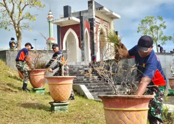 Sambut Ramadhan, Prajurit Arhanud 14 Pasgat Bersihkan Masjid Agung Baitul Izzah