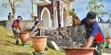 Sambut Ramadhan, Prajurit Arhanud 14 Pasgat Bersihkan Masjid Agung Baitul Izzah