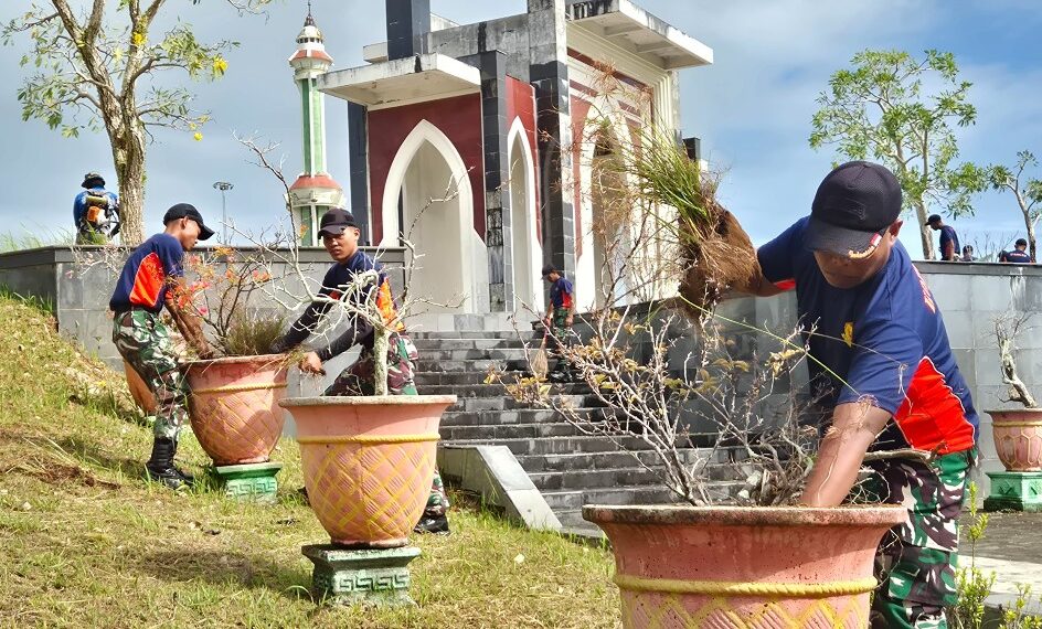 Sambut Ramadhan, Prajurit Arhanud 14 Pasgat Bersihkan Masjid Agung Baitul Izzah