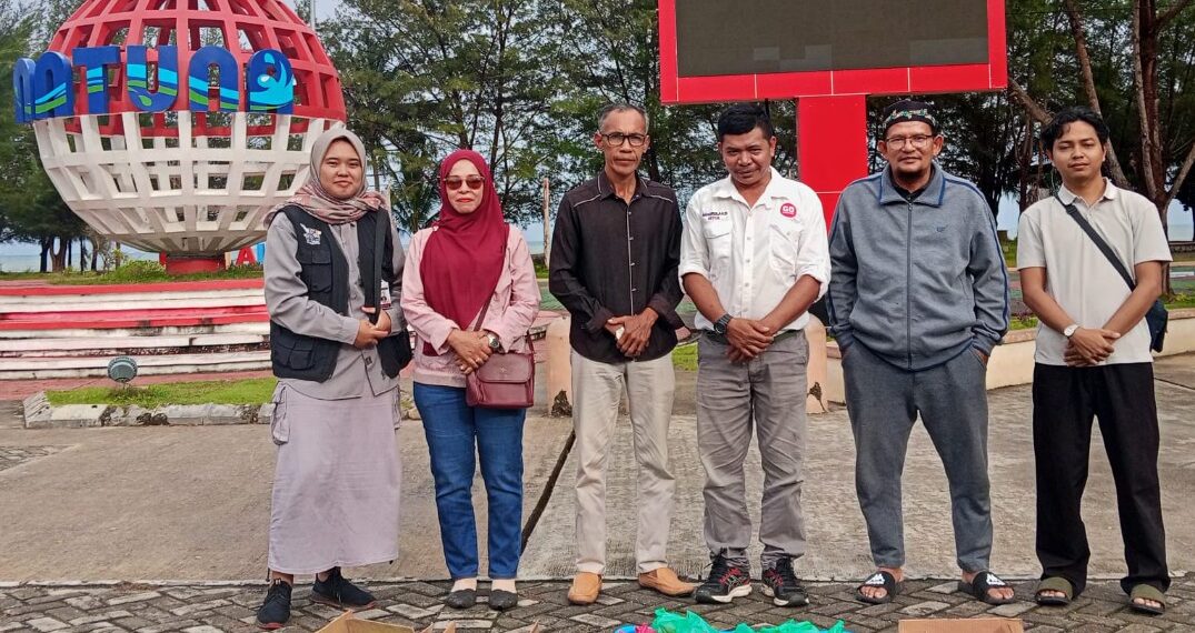 DPD IWOI Natuna dan Mitra Tebar Kebaikan Ramadan di Pantai Piwang