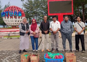 DPD IWOI Natuna dan Mitra Tebar Kebaikan Ramadan di Pantai Piwang