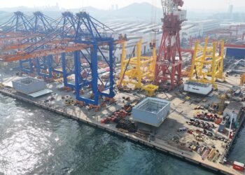 Sejumlah alat angkat bongkar muat peti kemas di dermaga pelabuhan atau quay container crane milik PT Pelindo Terminal Petikemas tengah dalam proses produksi