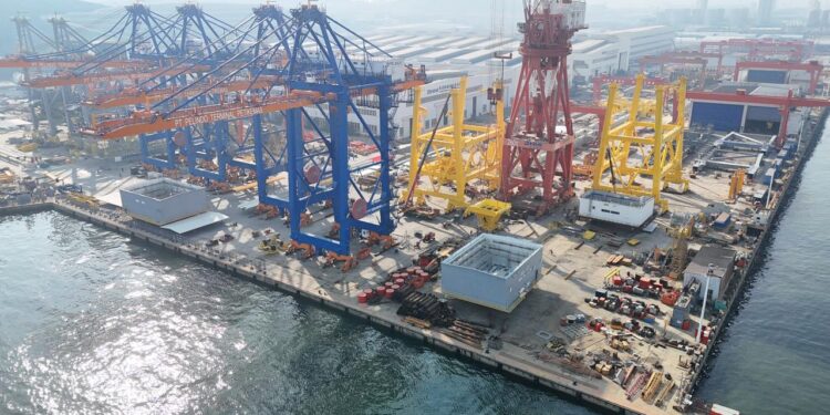 Sejumlah alat angkat bongkar muat peti kemas di dermaga pelabuhan atau quay container crane milik PT Pelindo Terminal Petikemas tengah dalam proses produksi