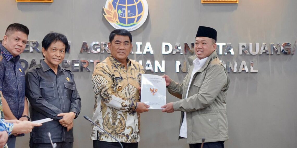 Menteri Agraria dan Tata Ruang/Kepala Badan Pertanahan Nasional (ATR/BPN), Nusron Wahid saat menyerahkan Surat Persetujuan Substansi (Persub) Rencana Tata Ruang Wilayah (RTRW) Provinsi Sulawesi Utara Tahun 2025-2044 kepada Gubernur Sulawesi Utara, Yulius Selvanus